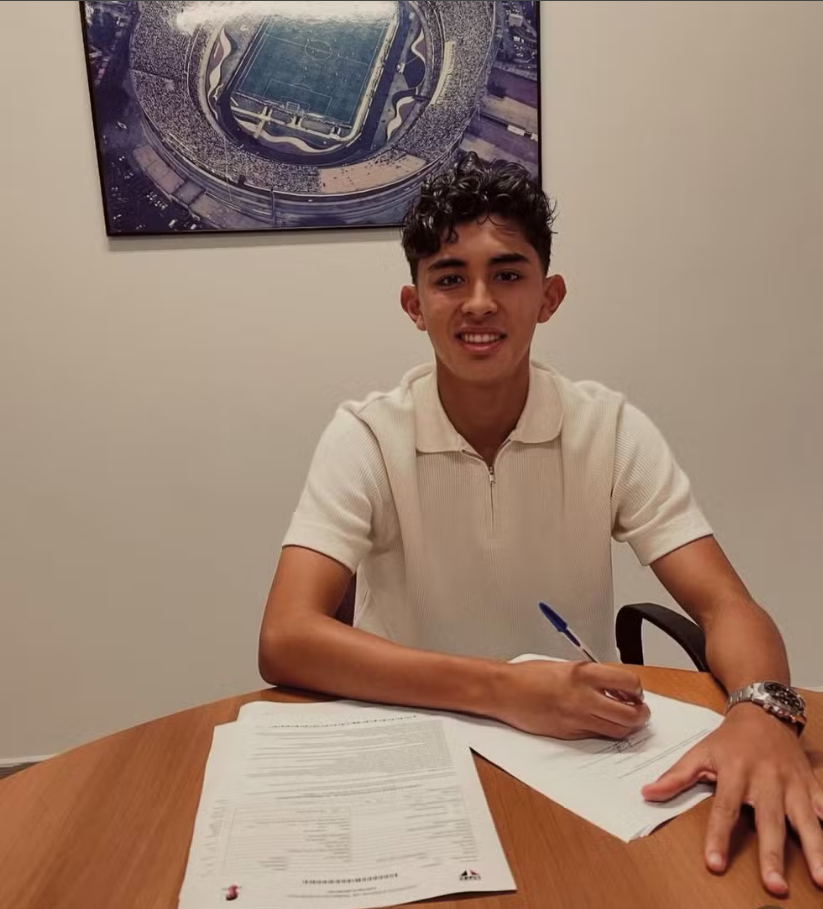Welberlieskott assinando o contrato com o São Paulo F.C