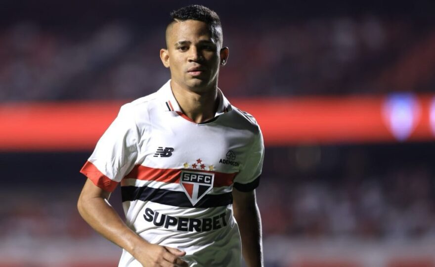 São Paulo anúncia saída do jogador Erick