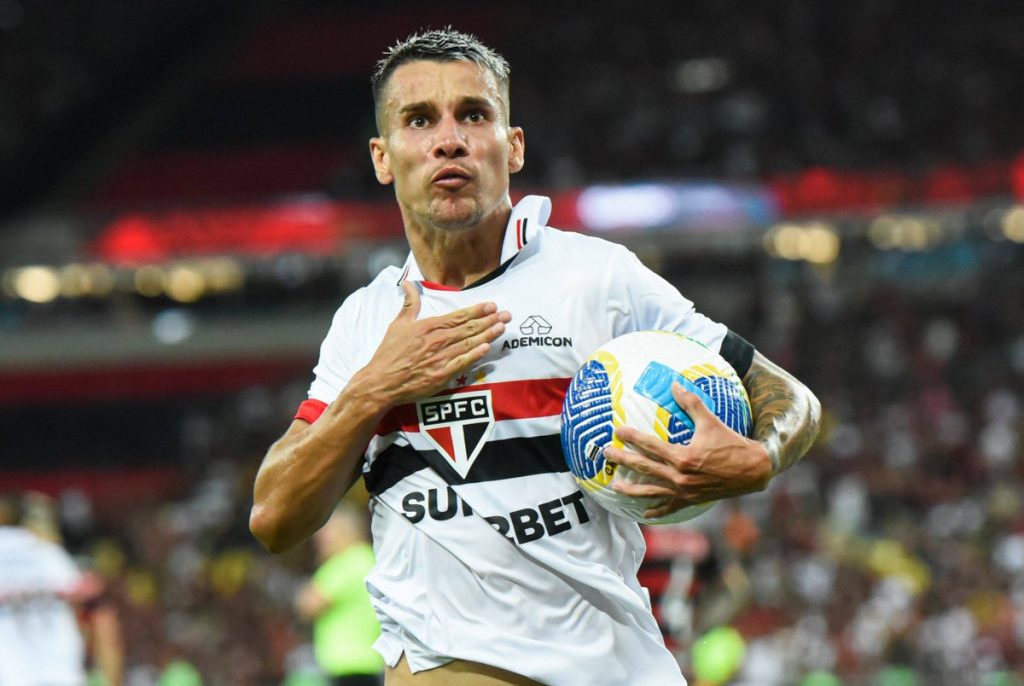 São Paulo bate o Santos em casa e vence a primeira no Brasileirão