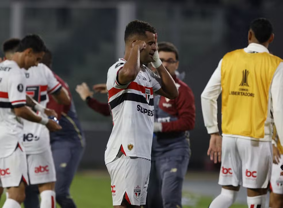 Alisson comemorando gol pelo São Paulo F.C