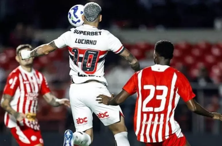 Luciano faz gol de cabeça e o São Paulo supera o Naútico, na Copa do Brasil